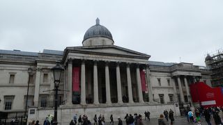 入口の大道芸人は、日本人にはチップをぼってきます。ヨーダには注意しましょう