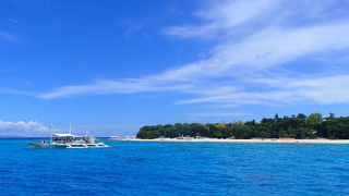 有名なダイブスポットです。島のビーチは素晴らしくきれいでホントに行ってよかったです