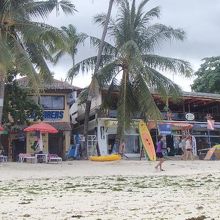 ダイブショップのある、アロナビーチのダイブショップ付近