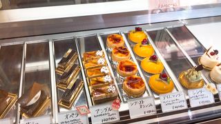 オシャレで美味しいケーキが並びます