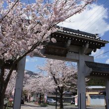 参道入り口の門