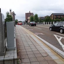 車道には自転車通行の矢印が付いています。