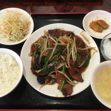 レバニラ定食、ご飯少なめにしました。