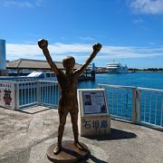 離島ターミナルの石垣島の英雄の像