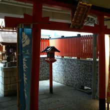 高架下の奥に社があります