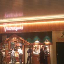 土曜の夜でもかなりのお客さんで賑わっていました