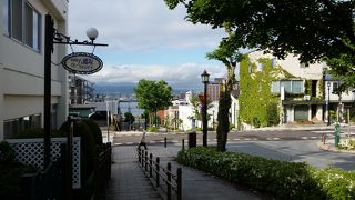 下には函館港が上には函館山が見えます