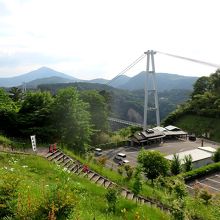 駐車場と入り口