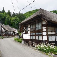 集落内。実際に人が住んでいる住居。