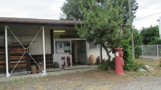 蓄音機がたくさんあります。