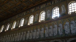 壁一面のモザイク