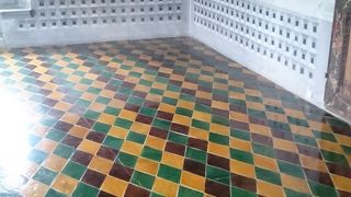 橋を渡って、旧市街入り口すぐ