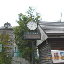 小樽運河の温度計は17.2度です。雨も降り寒いです。