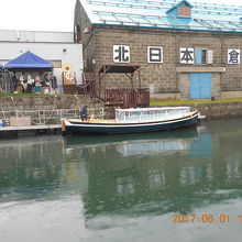 雨の中のクルーズ船