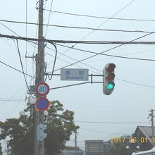 小樽港手前の信号機。「港町交差点」港町の文字、大好きです。