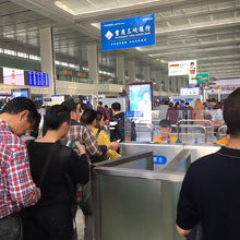 切符と身分証でチェックを受け入場します