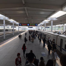 やっと乗車です。駅中は広いので予め乗車口の確認を！