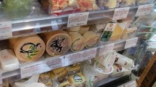 六花亭のお菓子なども買えます