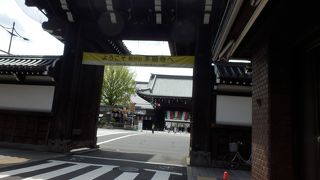 御影堂門の道路を挟んだ反対にある門