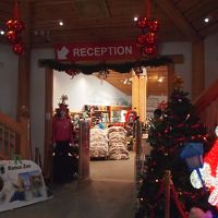 レセプションの奥に食堂があります。お土産類も充実しています。