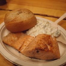 サンタズサーモンプレイスで、20ユーロで食べた鮭のグリル。