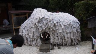 女性でいっぱいの縁切り神社