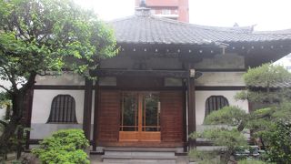 本堂の建築で木の使い方がとても落ち着く感じでした