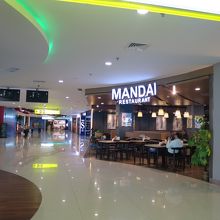 朝の空港は静かだが、夜は…（写真は朝）