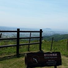 遠くに函館山