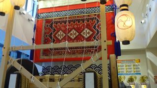 祇園祭の鉾の展示がされている。