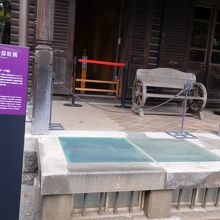 洋館とビリヤード室をつなぐ地下通路の明り取り