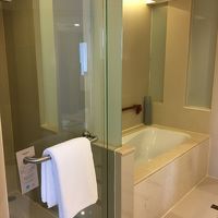 シャワーブースとバスタブ