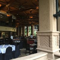 オープンエアなレストランです。