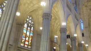 真っ白で巨大な聖堂