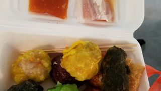 食事も買い物も楽しめる屋台