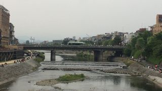 四条通の鴨川に架かる橋☆