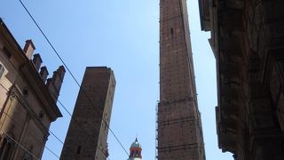 それぞれ傾いているそう