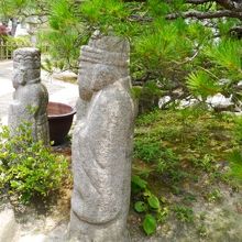 朝鮮風の石像の置かれている庭。