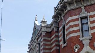 　明治28年(1895)に真宗信徒生命保険株式会社の社屋として建設された建物。、建物は現在本願寺の伝道院として利用