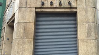 交差点に建つレトロなビル