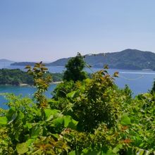 野忽那島の展望台より島々をのぞむ