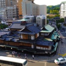 道後温泉本館をのぞむ。