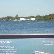 対岸からのアリゾナ記念館