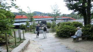 光源氏の像がある