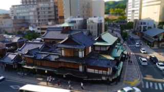 道後温泉本館を一望。