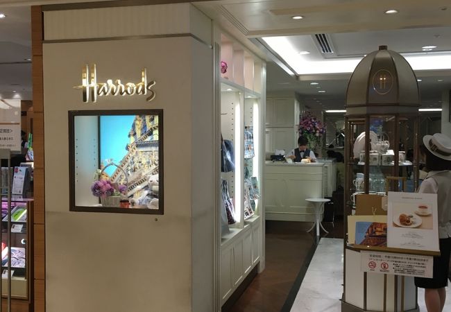 「ハロッズティールーム」本物のロイヤルブルーミルクティーを飲みに行きました♪