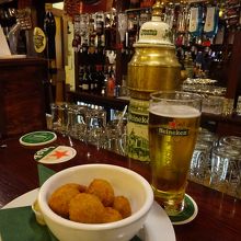 ビターボール（コロッケ）とハイネケンパイントのセット９ユーロ