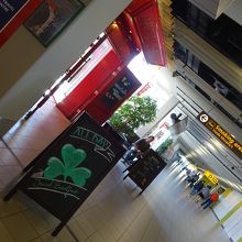 場所は、ゲートD１０の斜向かい