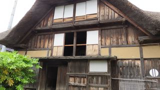 寄棟造りの破風窓・・・