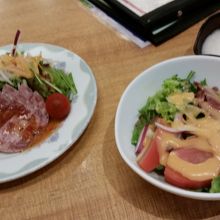 左が牛タンハムサラダ